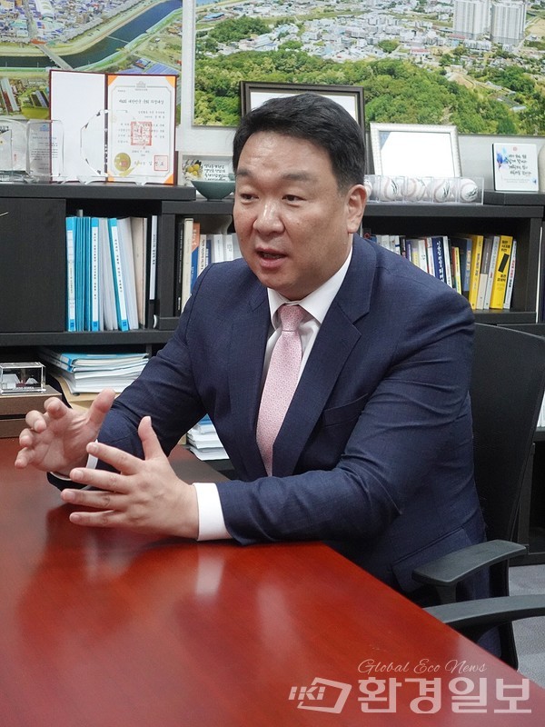 정희용 의원은 취재진과의 인터뷰에서 기후변화가 식량 안보에도 큰 영향을 줄 수 있는 만큼, 국회 농림축산식품해양수산위원회 여당 간사로서 전 국민이 먹을 것을 걱정하지 않도록 기후변화에 대응하는 식량 안보 전략을 구상하는 데 다양한 방안들을 모색해 나가겠다고 밝혔다. /사진=김인성 기자