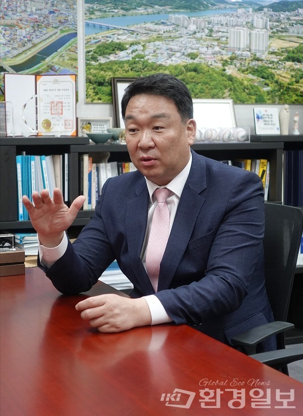 그는 9월 정기국회의 개시 이후 농해수위 여당 간사로서 기후변화 대응, 탄소중립 실현, 식량 안보 전략 구상 등 기후·환경 관련 현안을 점검하고, 정부 정책을 뒷받침하면서 대안을 적극적으로 제시할 계획이라고 전했다. /사진=김인성 기자