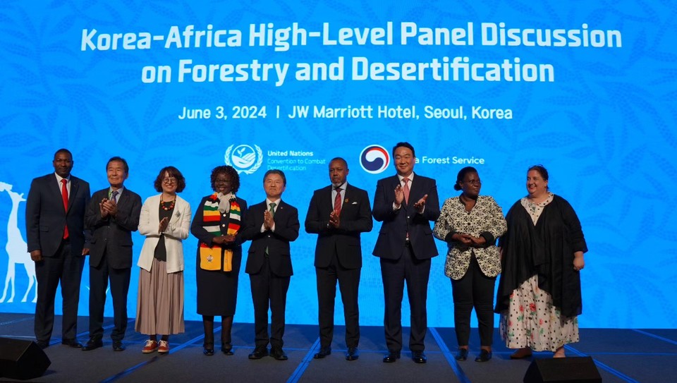 정희용 의원(오른쪽 세 번째)이 2024 한-아프리카 정상회의 부대행사인 '사막화방지 산림협력 최고위급 패널 토론'에 참석했다. /사진제공=정희용 의원실