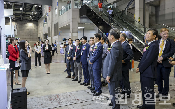 한국환경공단, 수도권매립지관리공사, 한국폐기물협회 등 전시회를 개최한 17개 기관장들이 전시회장에서 설명을 듣고 있다. /사진=이다빈 기자