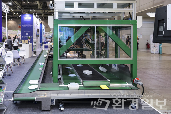 전시회장에 설치된 에이트론이 빨대 형태의 흡착기로 생활폐기물을 분류하고 있다. /사진=이다빈 기자