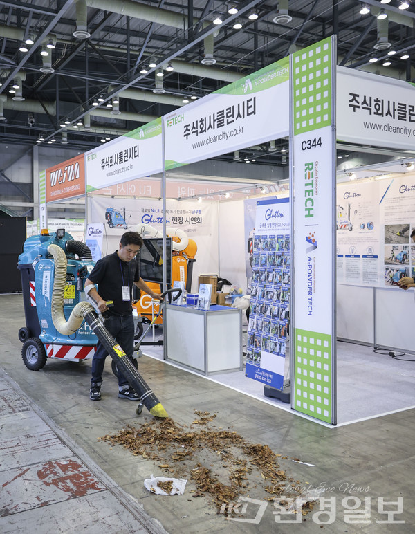 주식회사클린시티 관계자가 글루통의 흡입력을 시연하고 있다. /사진=이다빈 기자
