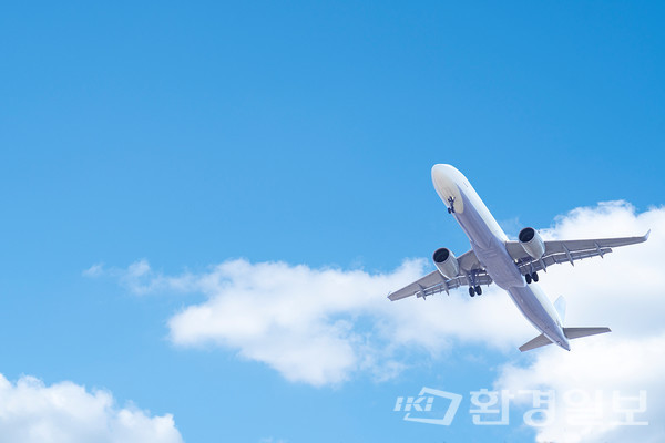 2023년 우리나라 국제항공 탄소배출량(약 2000만톤) 기준으로 산정 시 모든 항공편에 지속가능항공유를 1% 사용하면 약 16만톤의 탄소배출 감축 효과가 있는 것으로 추정되며, 이는 국내 승용차 5.3만대가 1년간 배출하는 탄소배출량에 해당(연 1.2만㎞ 주행 가정시)한다. /사진=환경일보 DB