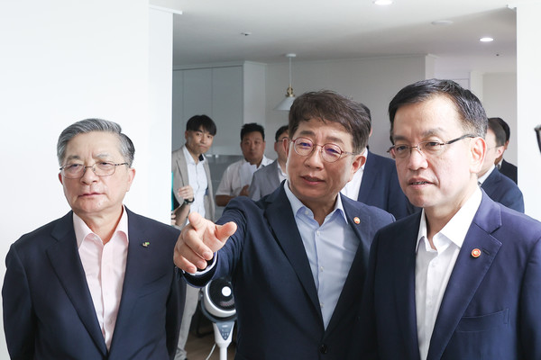 8월20일 최상목 부총리 겸 기획재정부 장관과 박상우 국토교통부 장관, 이한준 LH 사장이 부천시 오정동 LH 신축매입임대 및 부천 대장 3기 신도시 현장을 방문했다.  /사진제공=국토교통부
