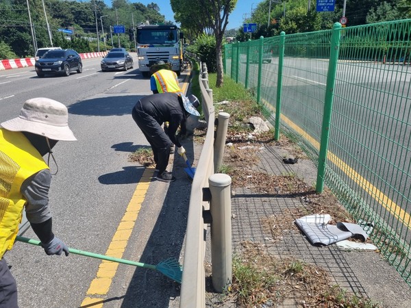 안산시 상록구의 수인로 전 구간에 걸친 도로 청소 작업 모습 /사진제공=안산시
