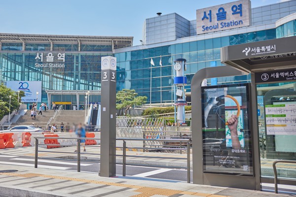 ‘(운전대) 잡지 말고 (손잡이) 잡아주세요’ 그린피스 시민 공모 교통 서울역 광고 /사진제공=그린피스