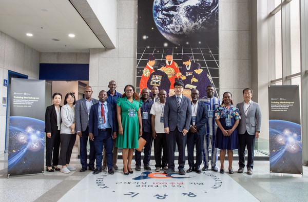 아프리카 10개국 초청 교육 훈련 연수회 참가자들이 기념촬영을 하고 있다. /사진제공=기상청