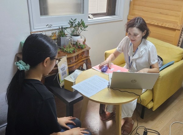 서울 은평구 두더집에서 한국고용정보원 상담사가 고립·은둔 청년과 상담을 진행하고 있다. /사진=한국고용정보원