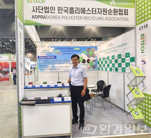 장윤현 한국폴리에스터자원순환협회 상무는 “51개 협회 회원사가 어떻게 친환경적으로 제품을 생산하고 관련 사업이 지역경제에 기여하고 있는지 참관객과 리사이클링 업체들에게 알릴 목적으로 2022년부터 전시회에 참가하고 있다”고 말했다. /사진=박선영 기자 