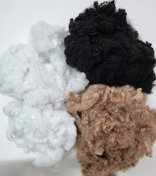 재생화이버는 페트(PET), 파사, 필름(Sheet), 폴리머벌크 등을 분쇄한 플레이크(flake)칩, 팝콘칩으로 제조된다. /사진제공=한국폴리에스터자원순환협회