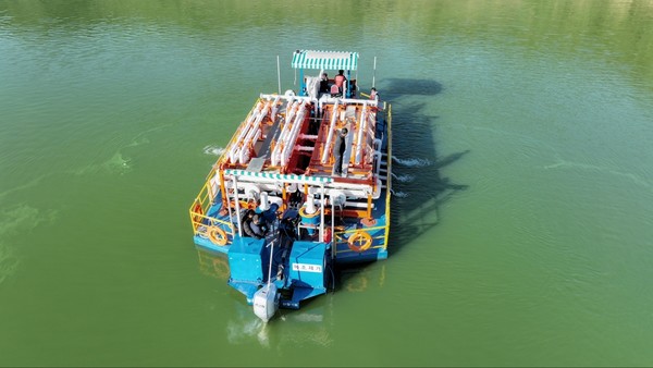 안동호 대형 녹조 제거선 /사진제공=환경부