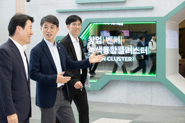 8월 23일 인천 서구 소재 창업·벤처 녹색융합클러스터를 방문한 김완섭 환경부 장관 /사진제공=환경부
