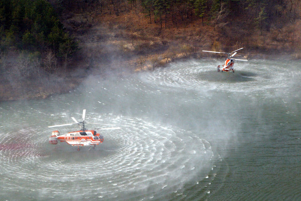 2005년 강원도 양양에서 산불이 발생해 담수 중인 산림헬기 /사진제공=국립산림과학원