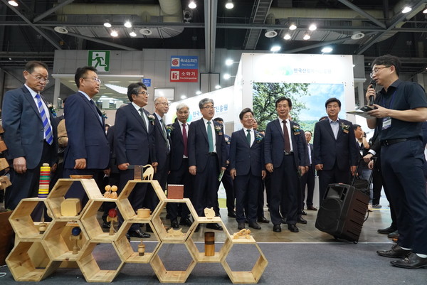 8월29일부터 9월1일까지 경기 일산 킨텍스 제2 전시장에서 개최된 대한민국 목재산업박람회에는 공익적 가치를 가진 목재 이용 활성화에 뜻을 같이하는 기관, 협회, 단체들이 참가했다. /사진제공=산림청