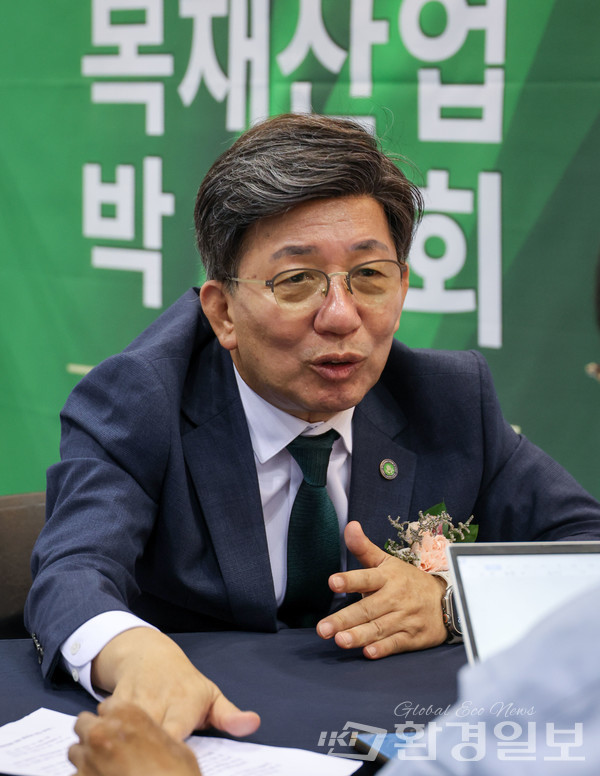 김헌중 목재산업단체총연합회 회장은 “탄소 흡수량을 높이기 위해 수종 갱신이 이뤄져야 하고 이것이 탄소중립을 위한 방향성이 돼야 한다”고 강조했다. /사진=이다빈 기자 