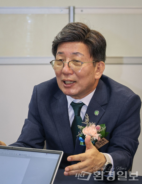 김헌중 목재산업단체총연합회 회장은 "숲에서 탄소를 흡수하고, 목재에 장기간 저장할 수 있는 목조건축물 활성화가 탄소를 저감하는 가장 효과적인 방법"이라고 말했다. /사진=이다빈 기자 