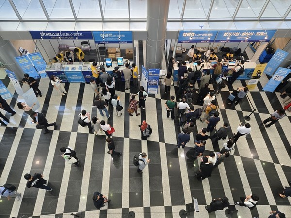 헹사 첫 날인 9월4일 이른 아침, 현장등록을 하려는 이들로 안내데스크는 북적였다. /사진=장가을 기자 