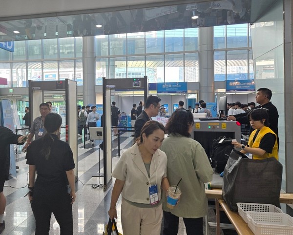 많은 해외 바이어들이 참여한 행사, 제2전시장 출입문 앞에 선 참관객들은 모두 검색대를 통과해야 했다. /사진=장가을 기자 