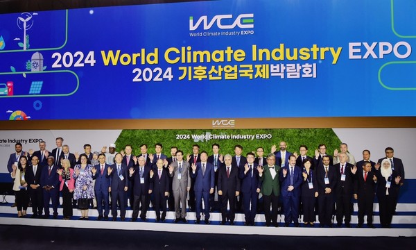 9월4일 벡스코 그랜드볼룸에서 개최된 '2024 기후산업국제박람회 개막식' 참여자 단체 사진 /사진제공=부산시 
