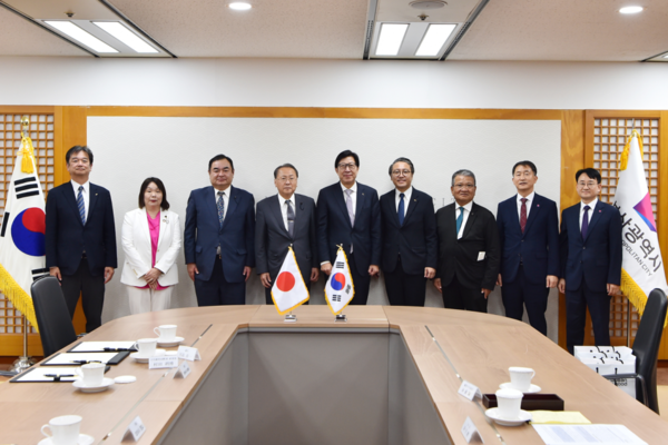  박형준 시장은 8월3일 일본 나가사키현 지사 등을 만나 두 나라 간 상호교류와 다양한 협력방안을 논의했다. /사진제공=부산시 