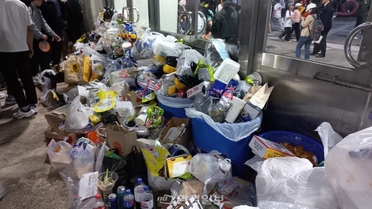 잠실 야구장 경기 종료 후의 쓰레기 /사진=환경일보DB