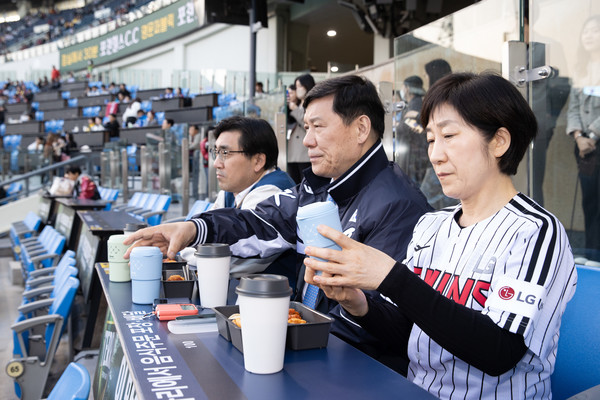 자발적 협약은 폐기물 발생을 저감할 수 있는 일회용컵과 용기 사용에 대해서는 적극 노력해야 한다에 그치고 있어 실질적인 대책이라 보기 어렵다. /사진=환경부
