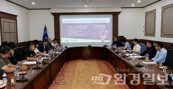 환경일보와 S-LIGHTING이 주최·주관한 '국토·교통, 환경·수자원, 농·임업 분야 차량등화장치 개선 세미나’가 지난 6일 청남대 국무회의실에서 개최됐다. 이번 세미나는 차량, 기계등화장치의 개선 방안을 중점으로 진행됐다. /사진=박준영 기자