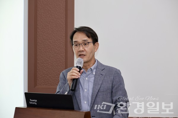 송영일 한국환경연구원 기후변화적응센터 선임연구원은 '기후위기 현황과 대응방안 모색'을 주제로 한 발표에서 기후위기가 심화함에 따라 이제는 온실가스 감축을 위한 정책 뿐만 아니라 기후위기에 적응을 하기 위한 정책과 전략도 펼쳐야 한다고 밝혔다. /사진=박준영 기자