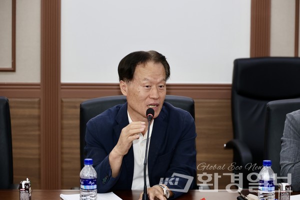 이연우 충남 정책자문위원회 위원장은 지자체와 환경 관련 기구들의 역할에 대해 강조하며, 환경일보와 같은 언론이 기후변화와 관련된 문제와 정보를 지속적으로 제공하고, 지자체와 환경 관련 단체 및 활동과들과의 연결고리가 되길 바란다고 말했다. /사진=박준영 기자