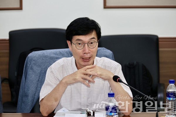 김명수 국토연구원 부원장은 기후위기 대응 및 적응을 위해 중앙정부와 지자체 간 긴밀한 협력이 필요하며, 현재 중앙정부가 주도하는 탑-다운 방식의 정책보단 지방자치단체가 주도하고 중앙정부가 지원하는 형태로 전환돼야 한다고 말했다. /사진=박준영 기자