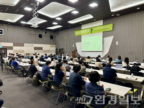 9일 경기 고양시 킨텍스 제2전시장에서 개최된 2024 기후위기 컨퍼런스에서 이동환 고양시장이 기조강연을 하고 있다. /사진=박준영 기자