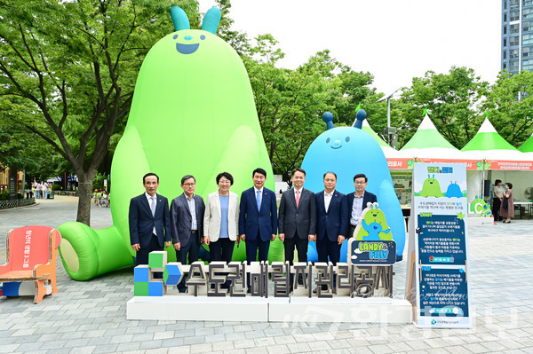 부산시청 앞 녹음광장에서 이병화 환경부 차관(왼쪽 다섯 번째)과 이병석 부산시 환경물정책실장(왼쪽 여섯 번째)을 비롯한 관계자들이 기념촬영을 하고 있다.  /사진제공=한국폐기물협회 