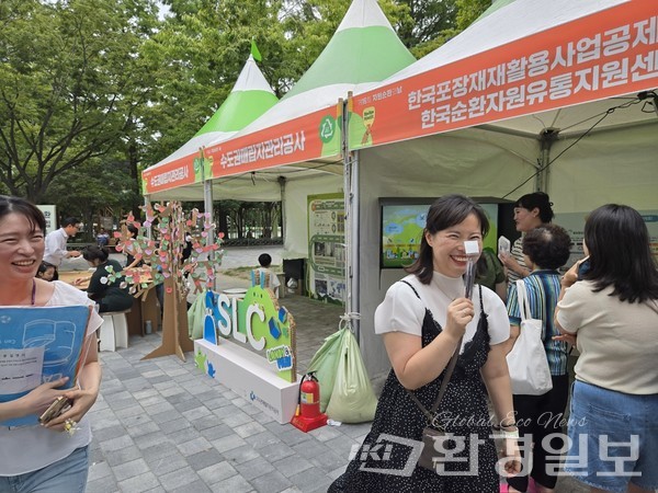 시청 앞 녹음광장에 꾸려진 다양한 부스를 돌며 체험행사를 즐기고 경품을 타가는 참여 시민들 /사진=장가을 기자 