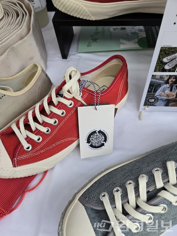 폐소방 호스로 만든 운동화, 제품 퀄리티가 상당해 놀라웠다. /사진=장가을 기자 