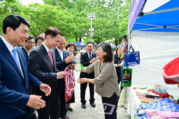 이병화 환경부 차관을 비롯한 정부 관계자들 또한 녹음광장 부스를 돌며 체험행사를 즐겼다. /사진제공=한국폐기물협회 