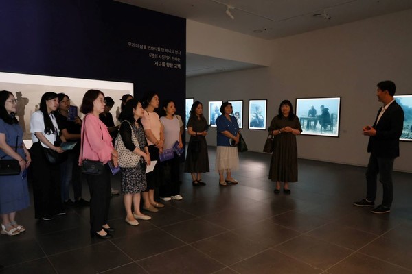 전시를 관람하는 관람객 모습 /사진제공=중구문화재단