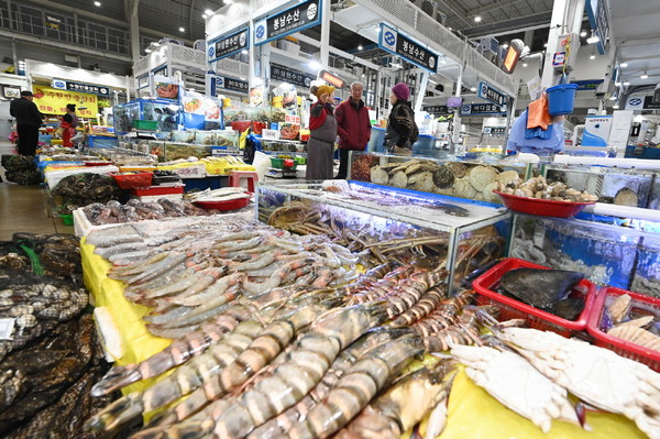 추석을 맞아 온누리상품권 환급행사 진행 농수산물도매시장 /사진제공=수원시