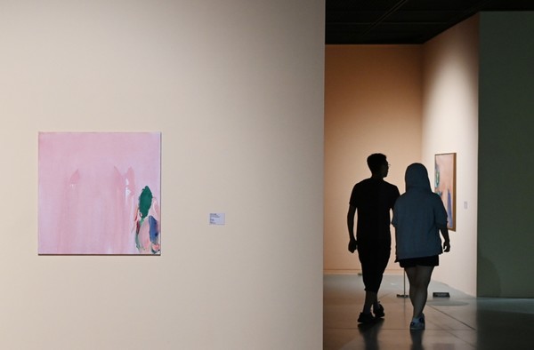 시민들이 ‘올리비에 드브레:마인드스케이프’ 전시 관람 /사진제공=수원시