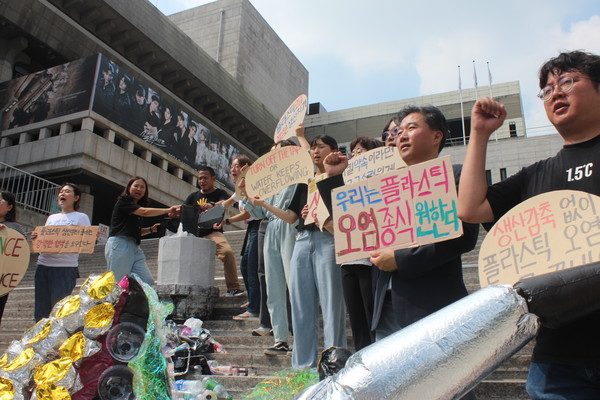 플라스틱이 쏟아져 나오는 플라스틱 수도꼭지를 잠그지 않아 플라스틱 괴물이 쏟아져 나오는 퍼포먼스를 선보이고 있다. /사진=박선영 기자 