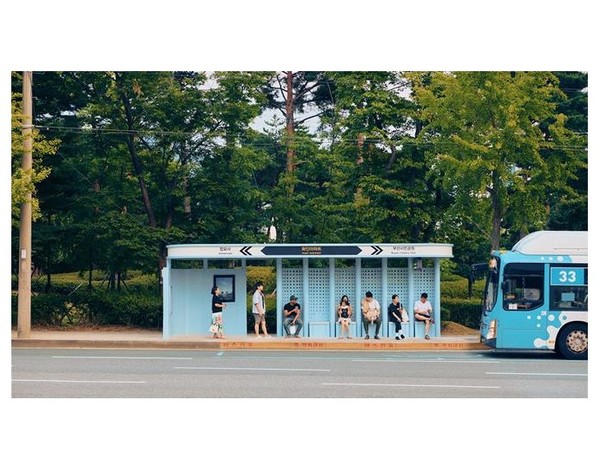 시는 허그 스테이션 사업으로 부산 시내 노후 버스정류장 2곳을 새롭게 단장했다고 밝혔다. /사진제공=부산시 