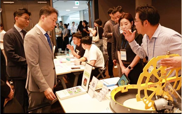 차광명 경영기획이사가 중소기업DMC타워에서 중소기업 25개사가 참여하는 동반성장페스타 행사장에서 제품관련 설명을 듣고 있다. /사진=한국환경공단