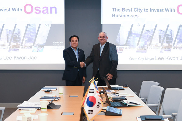 이권재 오산시장이 램리서치 패트릭 로드 부사장 겸 최고 운영 책임자와 기념촬영을 하고 있다. /사진제공=오산시