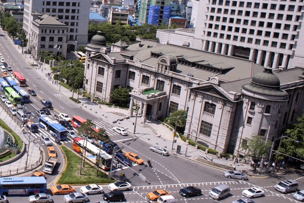 최기원 선임연구원은 “기후변화 자체가 중앙은행의 목표인 물가와 금융안정에 심각한 영향을 미치는데다, 녹색금융의 활성화를 위한 시장조성자로서 중앙은행의 역할이 매우 중요하다”고 강조했다.