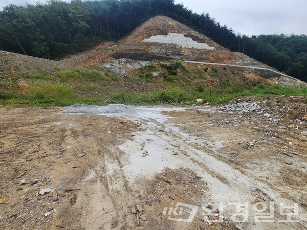 보양이 되지 않은 임야 절개지와 버려진 레미콘 잔여물과 폐기물 /사진=김성재 기자