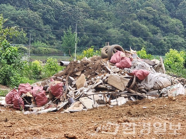 관리되지 않은 채 방치 중인 혼합페기물 /사진=김성재 기자
