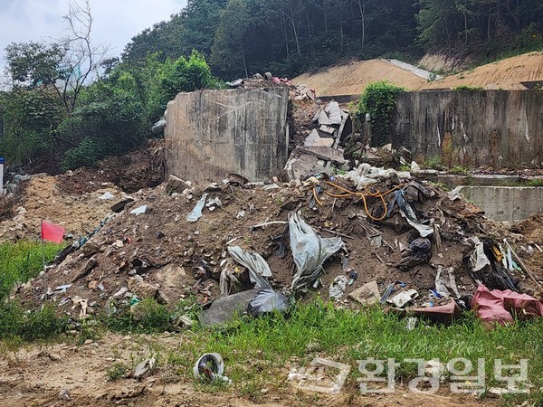 공사구간 내  흩어져 방치 중인 폐기물 /사진=김성재 기자