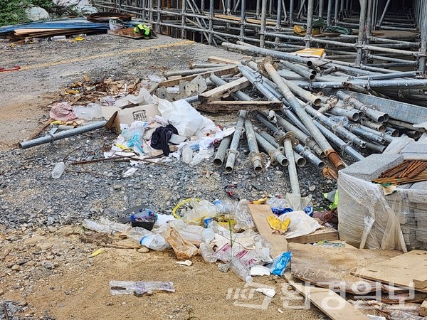 공사현장에 건설폐기물과 각종 생활폐기물 등이 뒤섞여 방치되고 있다. /사진=김성재 기자