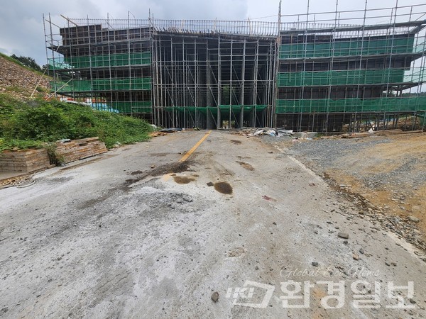 길바닥에 버려진 레미콘 잔여물과 기름유출 현장 /사진=김성재 기자