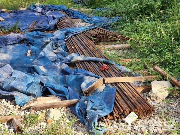 보양하지 않아 녹슨 채 방치 중인 철근자재 /사진=김성재 기자