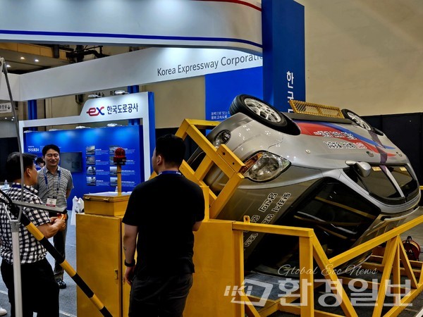 한국도로공사는 차량이 360도 회전하는 부스를 마련, 재난예방과 안전관리 홍보에 나섰다. /사진=장가을 기자 